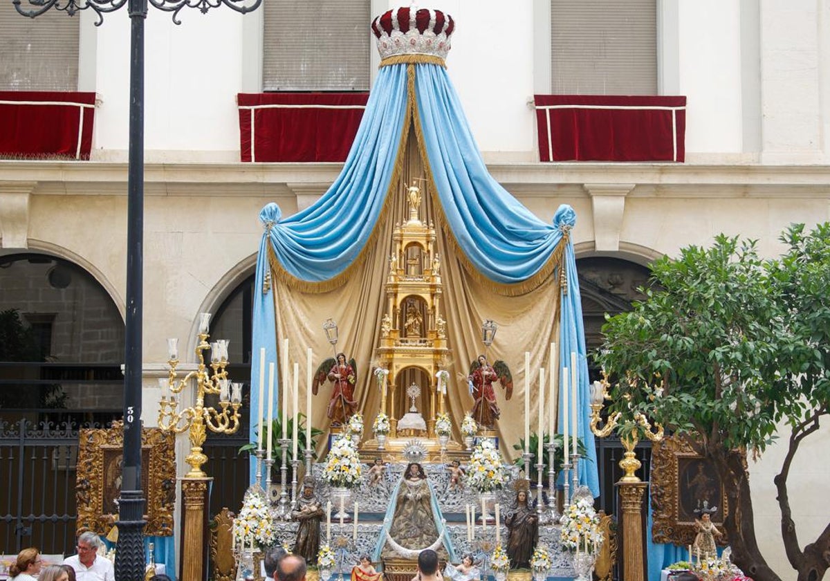 Altar de la Inmaculada Concepción de Castilleja en la avenida de la Constitución