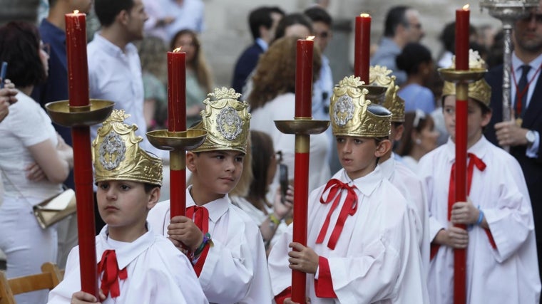 La Custodia estrena costaleros en un jueves de Corpus de Sevilla de sol y mucho calor
