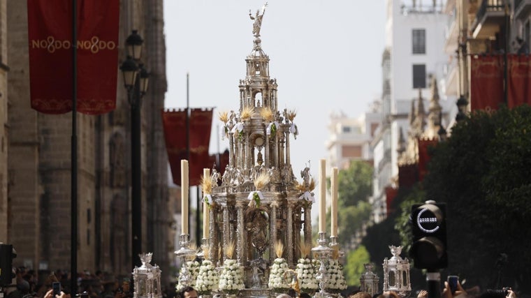 La Custodia estrena costaleros en un jueves de Corpus de Sevilla de sol y mucho calor