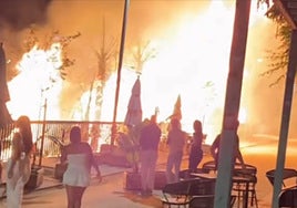 Aparatoso incendio en el Muelle de Nueva York de Sevilla