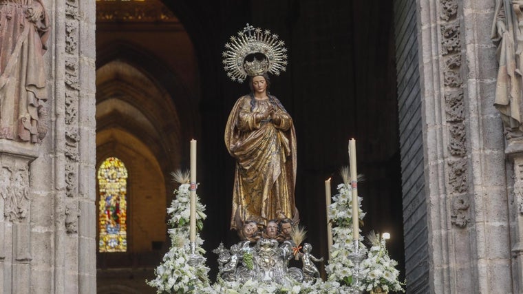 La Custodia estrena costaleros en un jueves de Corpus de Sevilla de sol y mucho calor