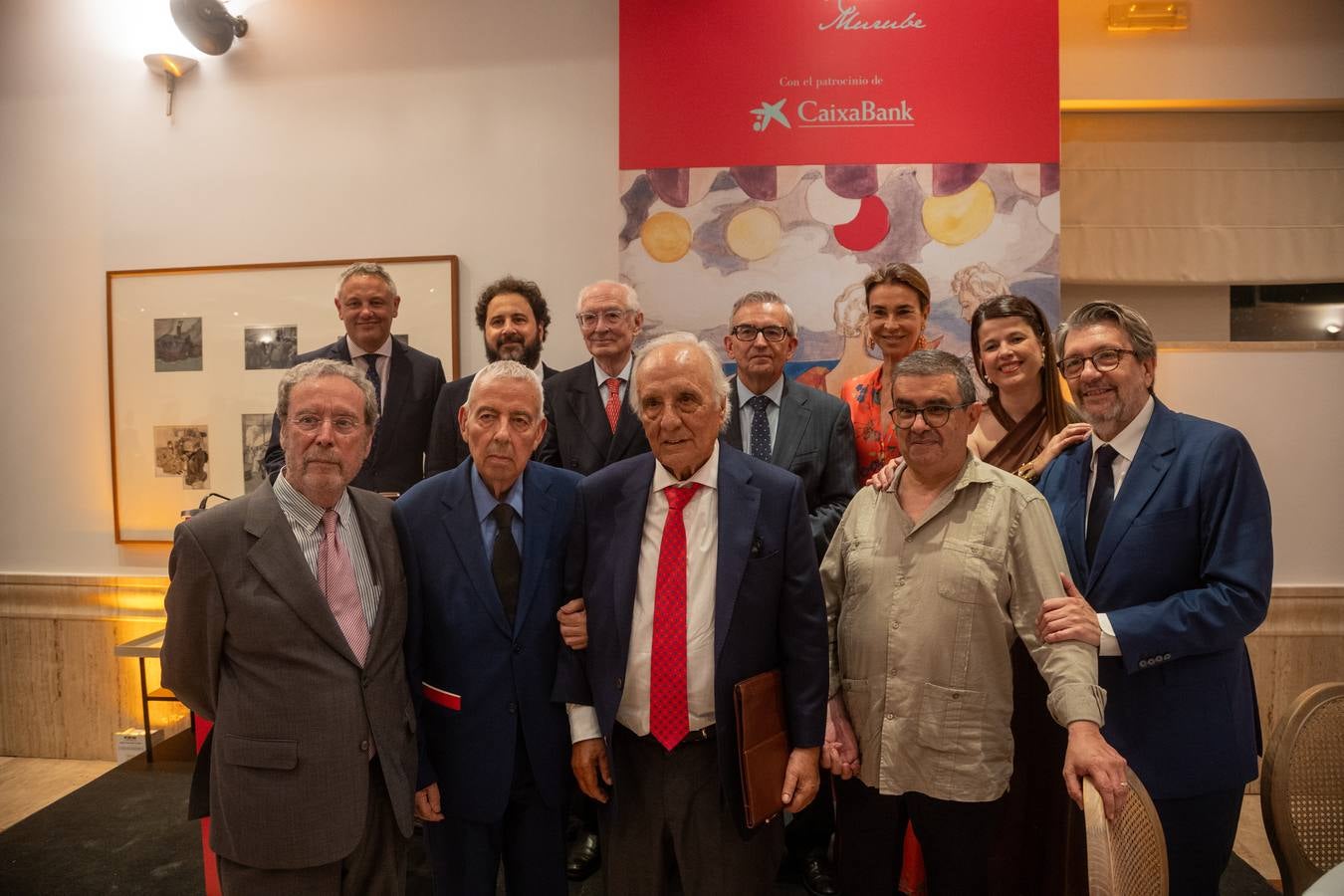 Premiados con el Joaquín Romero Murube. Detrás, Alberto García Reyes, José F. Peláez, Andrés Amorós, José Joaquín León, Carmen Posadas y Lola Pons. Delante, José Antonio Gómez Marín, Joaquín Caro Romero, Raúl del Pozo, Francisco Robles e Ignacio Camacho