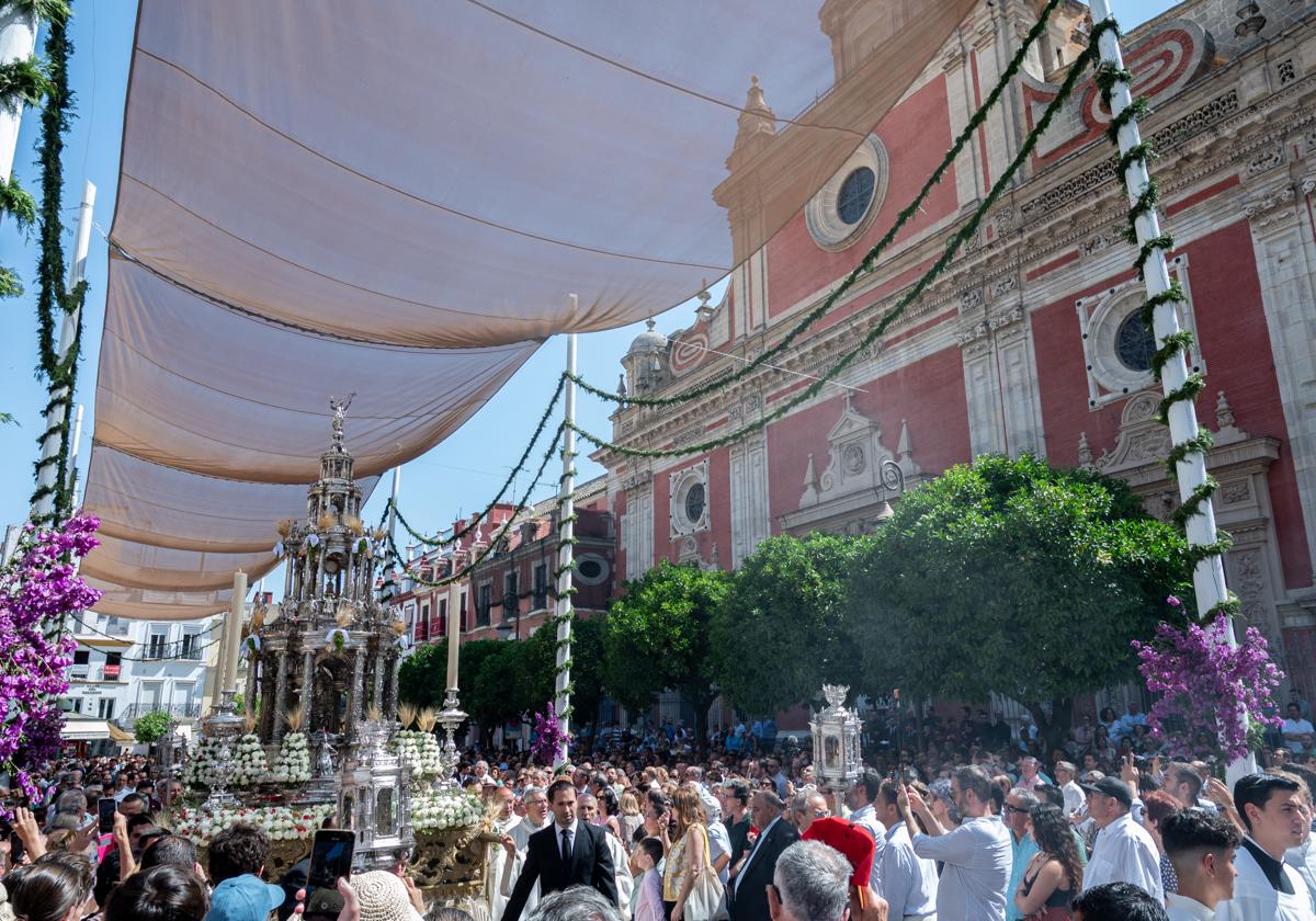 La procesión del Corpus discurriendo por la Plaza del Salvador
