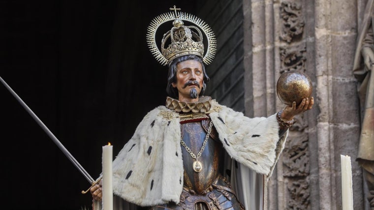 La Custodia estrena costaleros en un jueves de Corpus de Sevilla de sol y mucho calor
