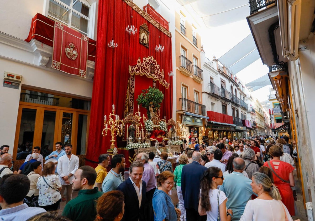 Las vísperas del Corpus de 2024 en la calle Sierpes con el altar de la Sacramental de Tomares