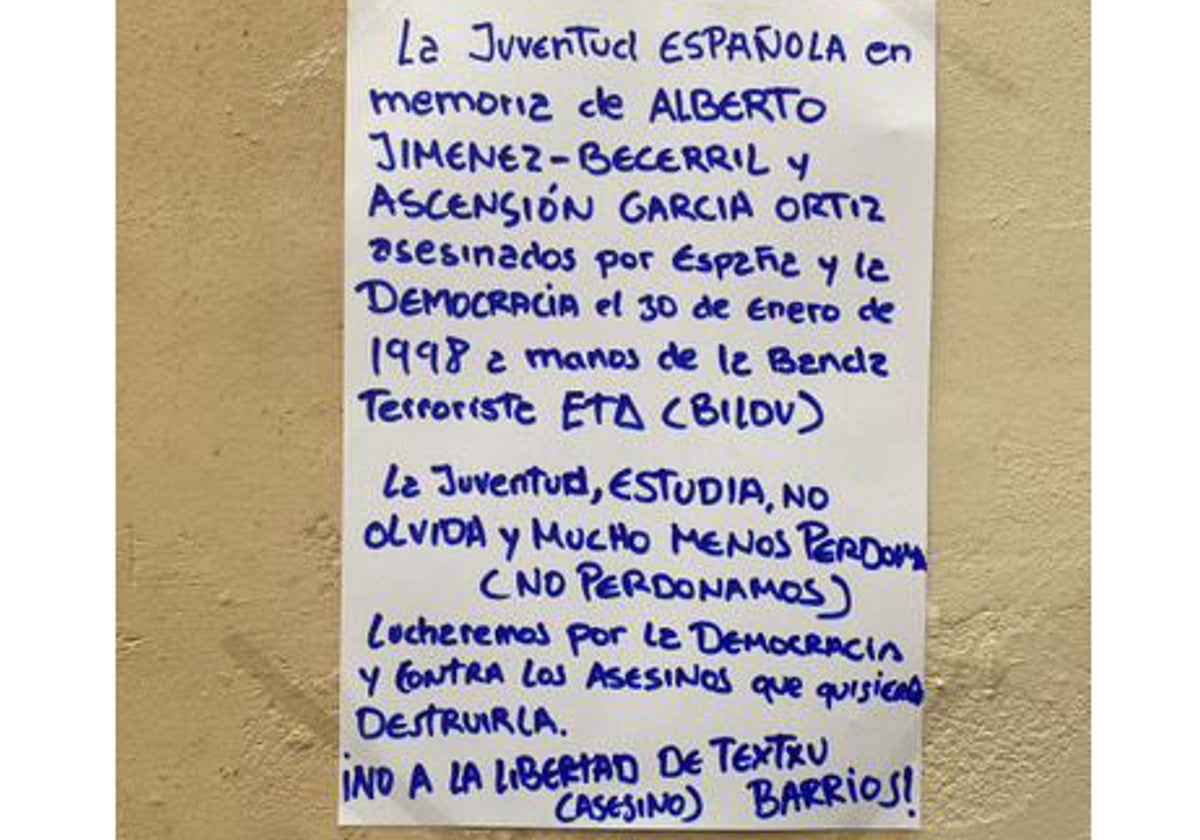 Cartel con el mensaje en protesta por la libertad condicional del etarra José Luis Barrios