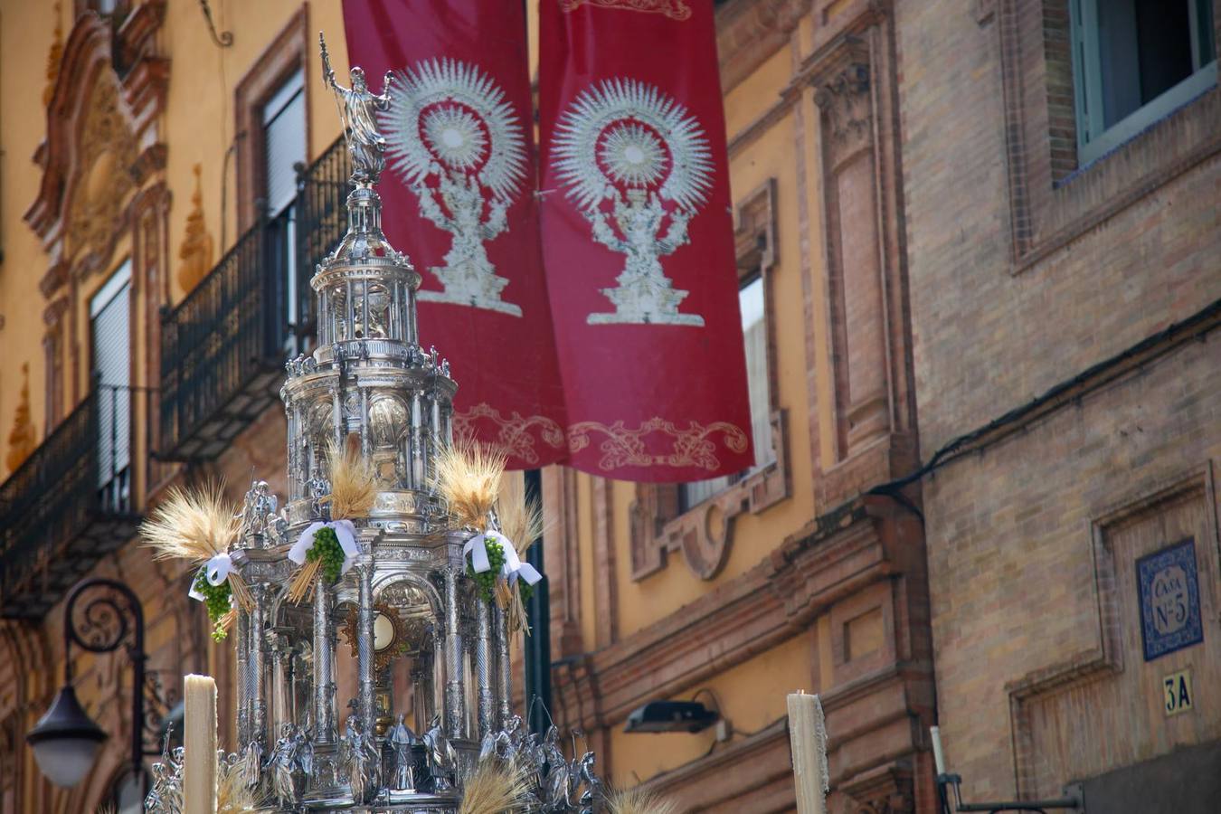 Procesión del Corpus en los alrededores de la Catedral