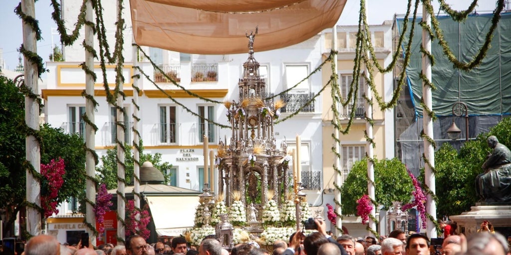 El Corpus del rito y la regla, el calor y la vuelta de los costaleros