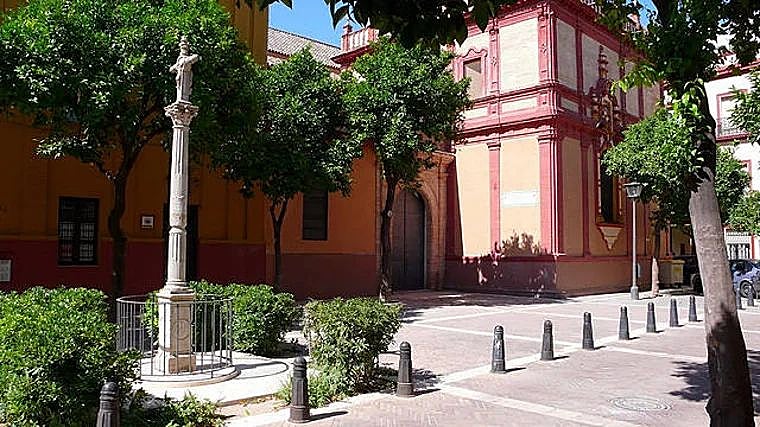 Plaza de Teresa Enríquez en Sevilla. Hoy la ciudad recuerda a esta generosa dama, impulsora del Corpus Christi y fundadora de las primeras hermandades sacramentales, con esta plaza junto a la parroquia de San Vicente.