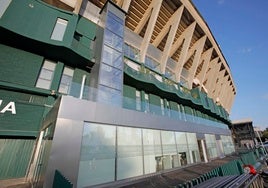 Tres meses de retraso que pueden derivar en tres campañas del Betis en la Cartuja