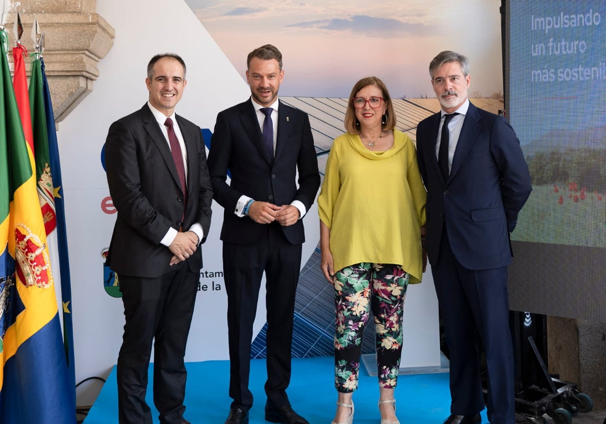 El CEO de Cox y el director de Cox Energy, junto a autoridades de Jaraíz de Vera