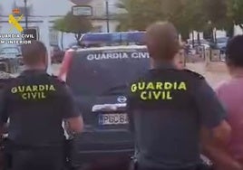 Tres detenidos, dos de ellos menores, por amenazar con una navaja a jóvenes en Pilas