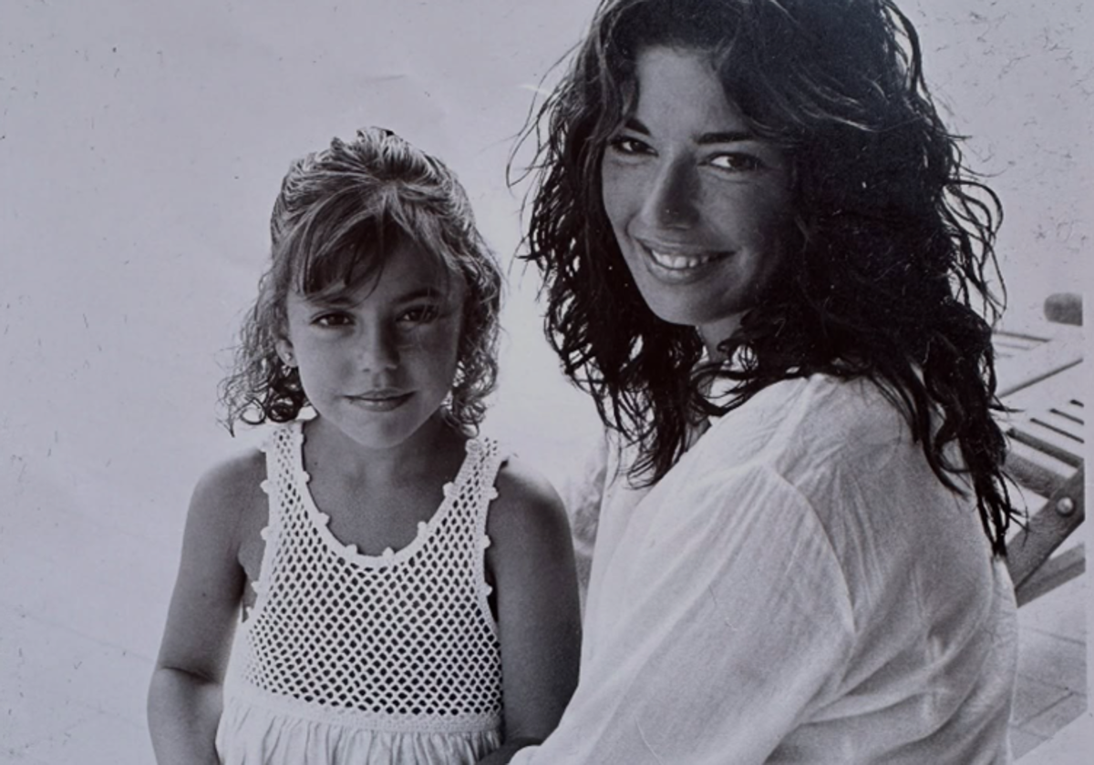 Raquel Revuelta, junto a su hija Claudia Ula cuando esta era pequeña