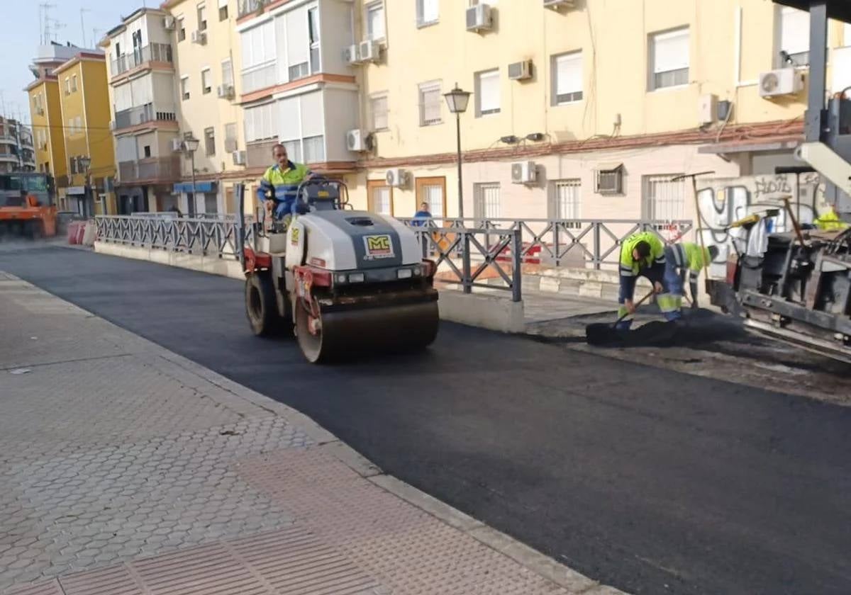 Trabajadores actuando en una obra de reasfalto