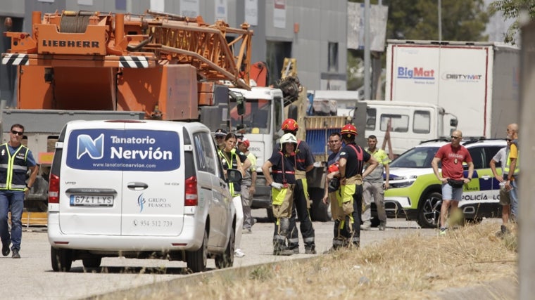 Varios miembros de distintos cuerpos policiales personados en el lugar de los hechos este viernes