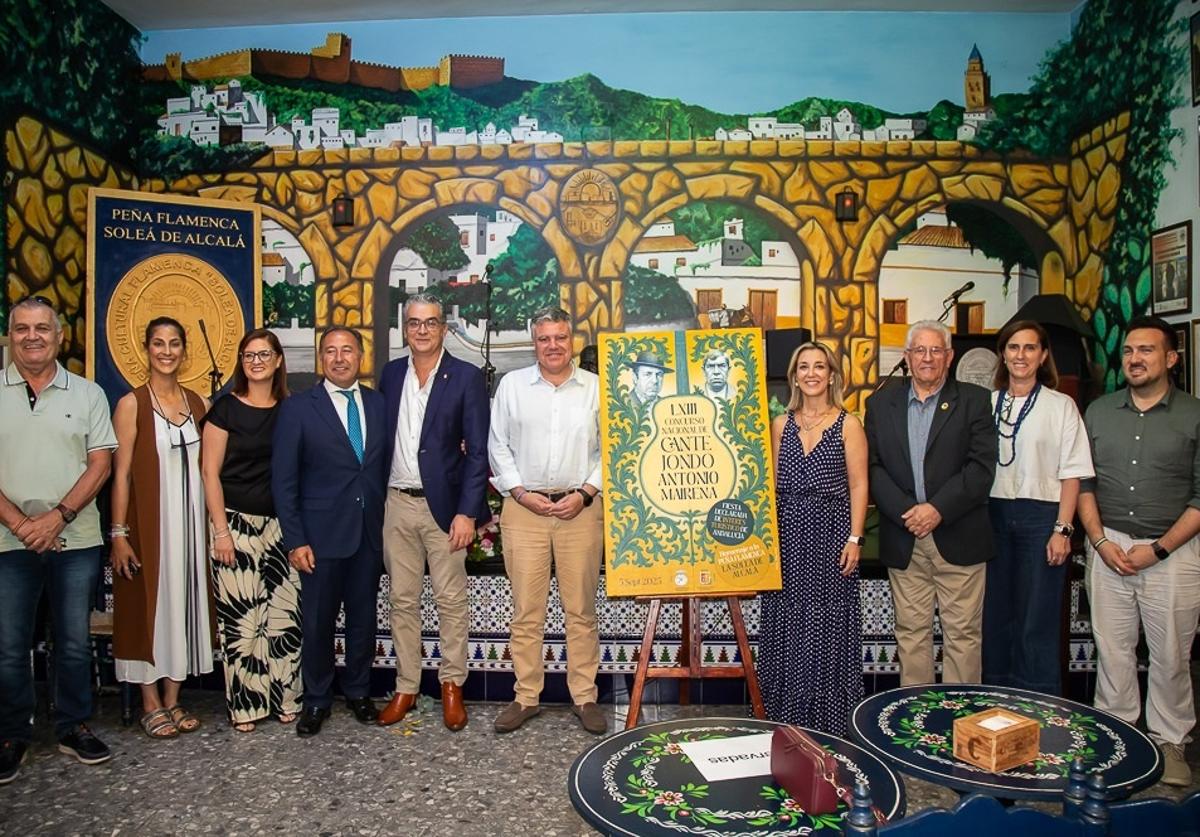 Fotod de familia de l a presentación del cartel del LXIII Concurso Nacional de Cante Jondo Antonio Mairena