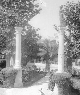 Imagen secundaria 2 - Los originales de Ninfa y Fauno están en un deficiente estado de conservación (arriba) y las copias se recolocarán en las columnas a las que afectó la borrasca Bernard (abajo izquierda). La idea es recuperar la imagen primitiva de monumento (abajo derecha)