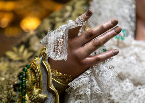 Imagen secundaria 1 - Detalles del rostro y las manos de la Virgen de la Esperanza