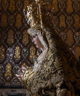 Imagen secundaria 2 - Detalles del rostro y las manos de la Virgen de la Esperanza