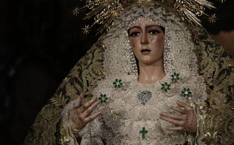 Imagen principal - Detalles del rostro y las manos de la Virgen de la Esperanza