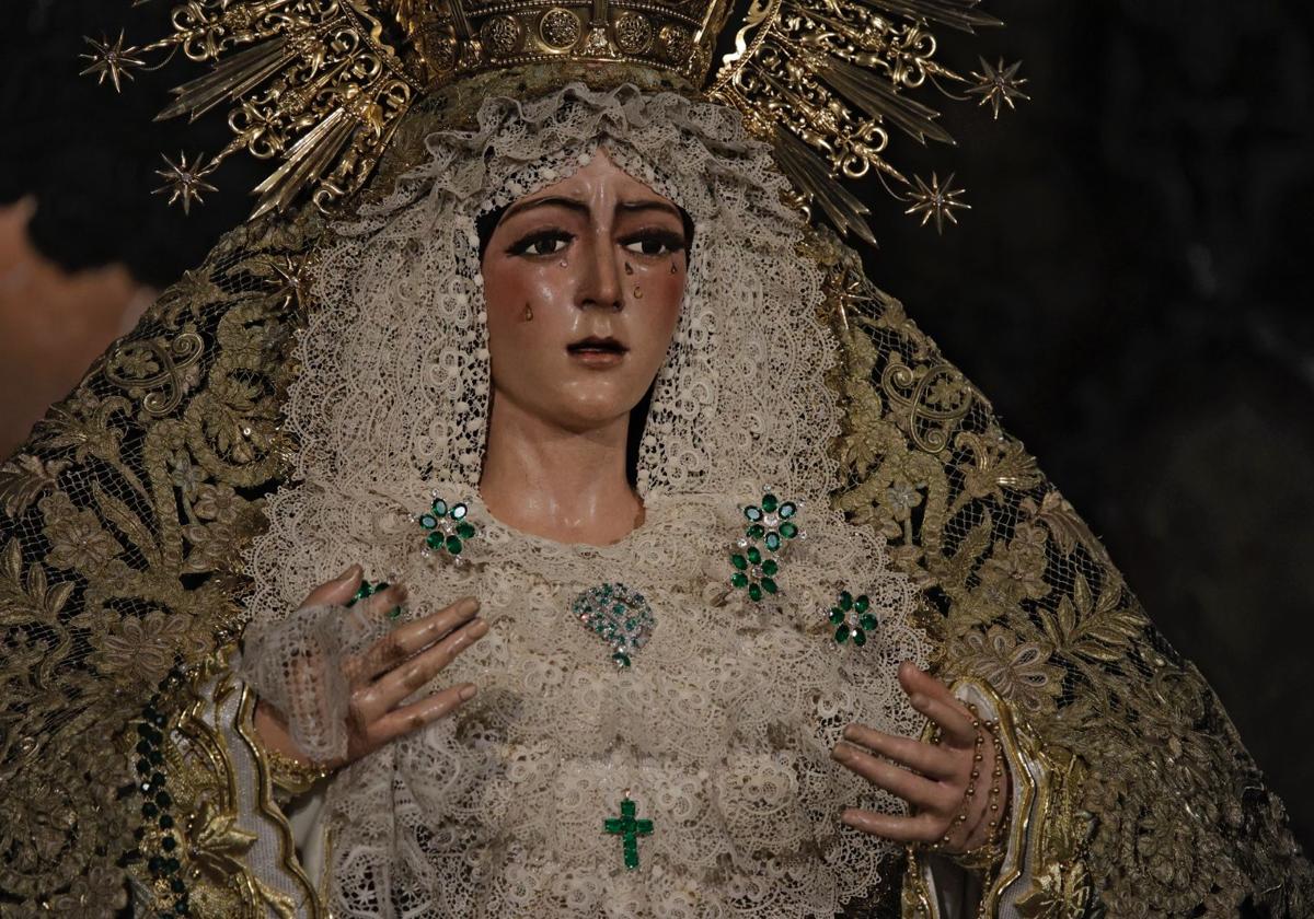 La Macarena, en su camarín tras la restauración