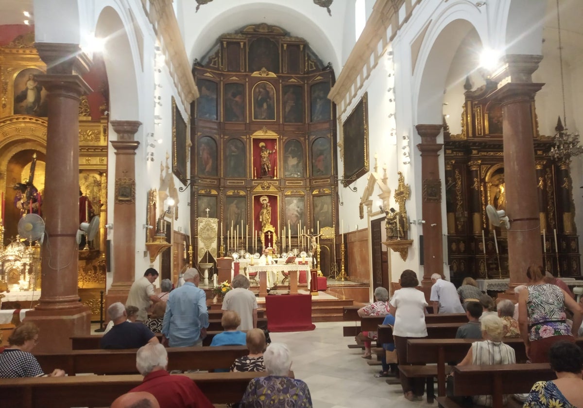 Misa en la parroquia de San Roque de Sevilla