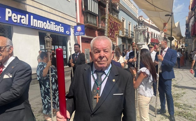 Antonio Fernández Moguer, con casi 92 años, en la representación de la hermandad de Vera-Cruz del Corpus Christi, de la que se retira