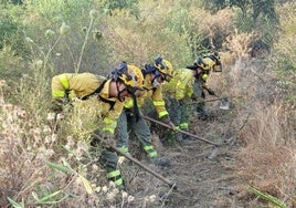 El Infoca continúa trabajando en el control del incendio de Castilblanco que empezó el viernes