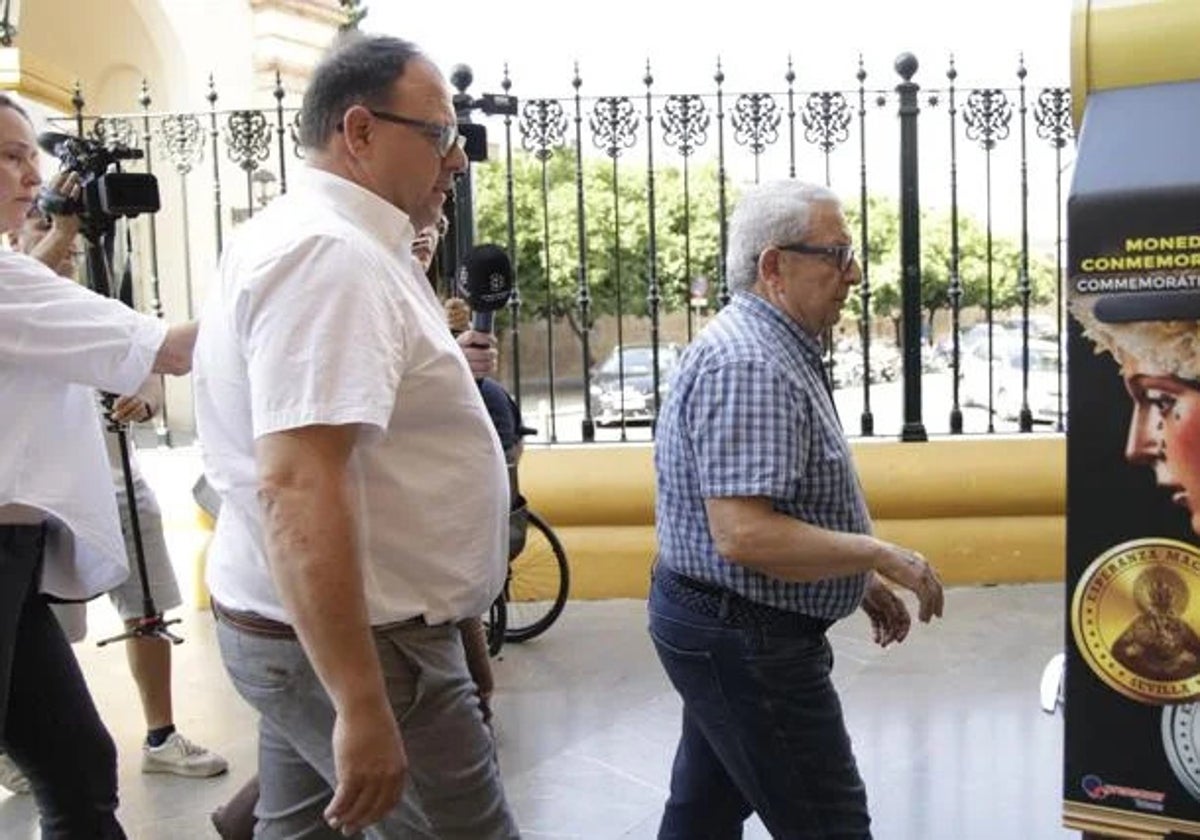 Arquillo y su hijo entrando en la Basílica este sábado