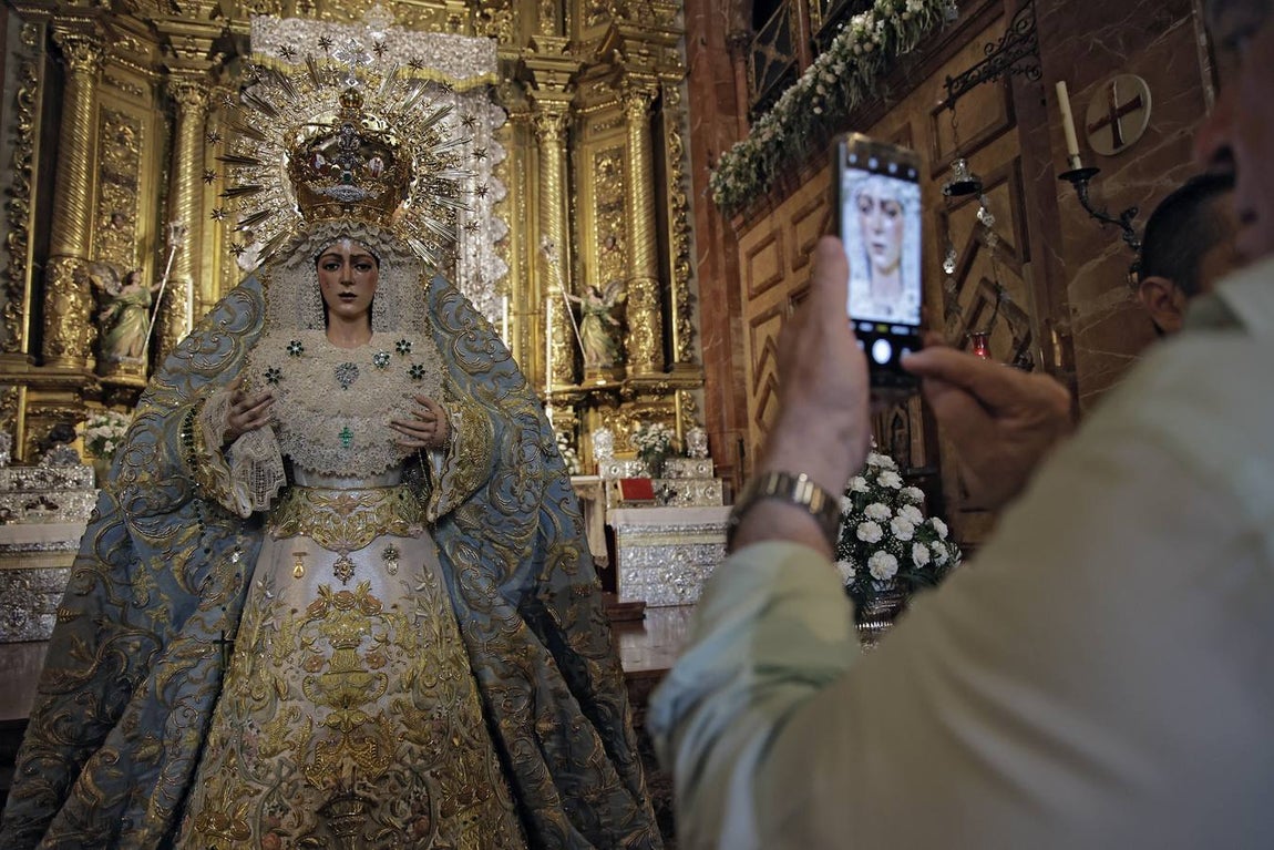 Visita de multitud de fieles a la Macarena tras su última intervención