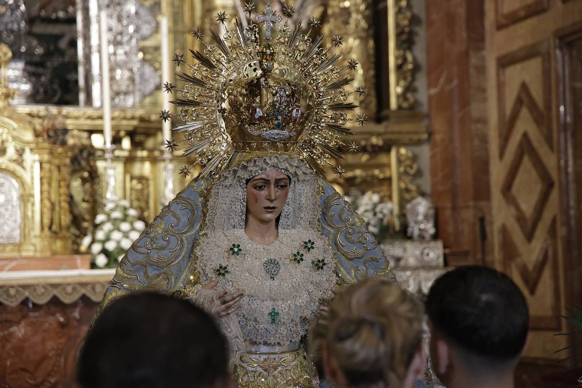 Visita de multitud de fieles a la Macarena tras su última intervención