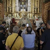 Fieles y devotos viendo de cerca a la Macarena este domingo