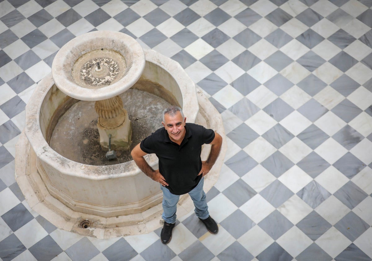Ramón Espejo en un patio de la sede central de la Universidad de Sevilla