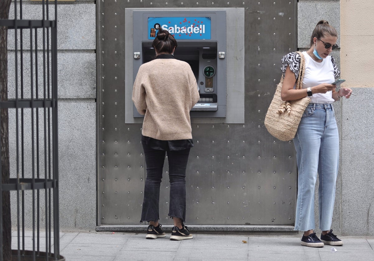 Una sucursal del Banco Sabadell que espera su nuevo futuro mientras se resuelve el asunto de la opa
