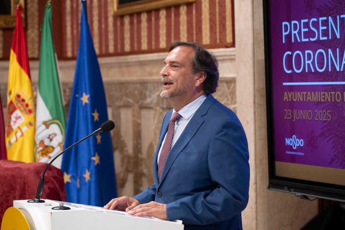 Presentación de la corona y saya de la coronación de la Virgen del Rocío