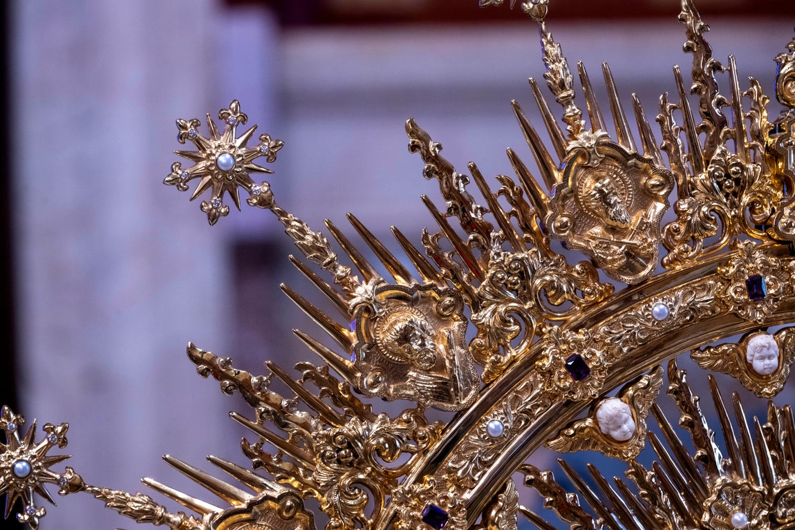 Presentación de la corona y saya de la coronación de la Virgen del Rocío