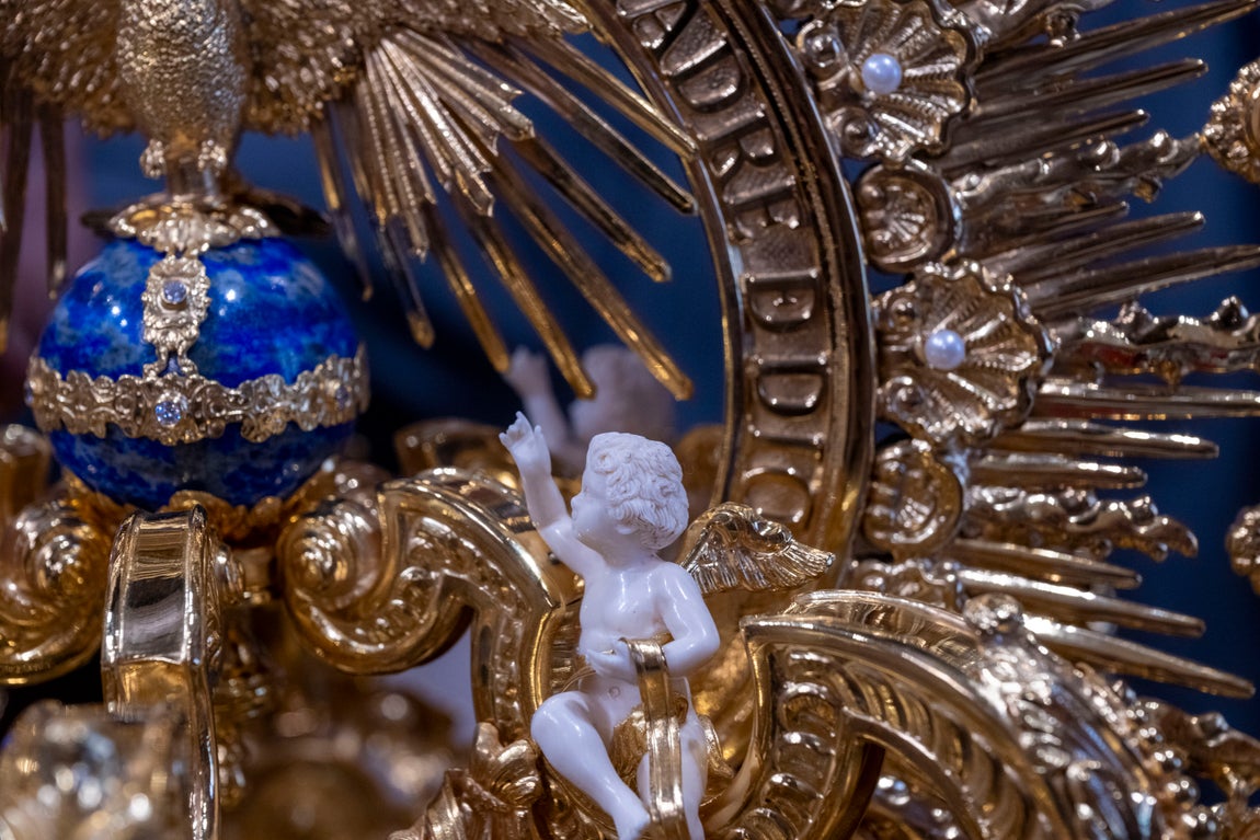 Presentación de la corona y saya de la coronación de la Virgen del Rocío