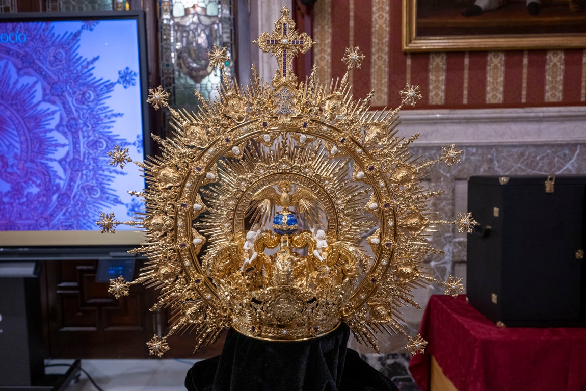 Presentación de la corona y saya de la coronación de la Virgen del Rocío