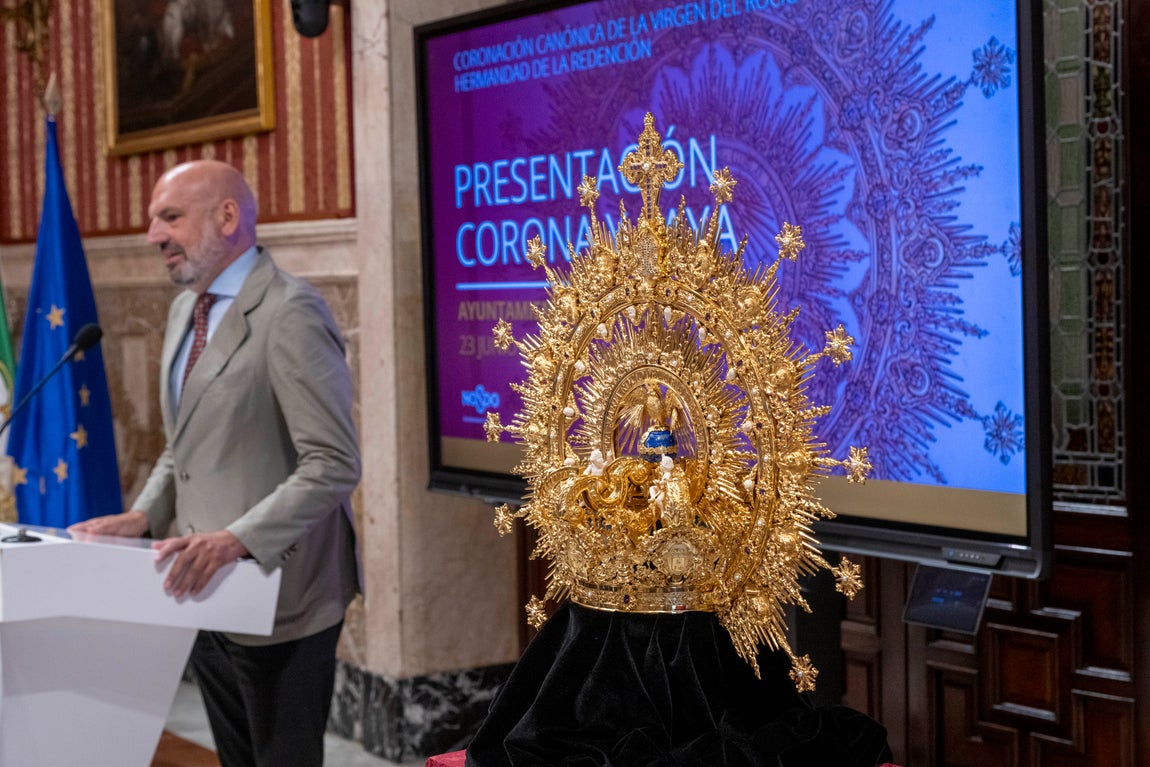 Presentación de la corona y saya de la coronación de la Virgen del Rocío