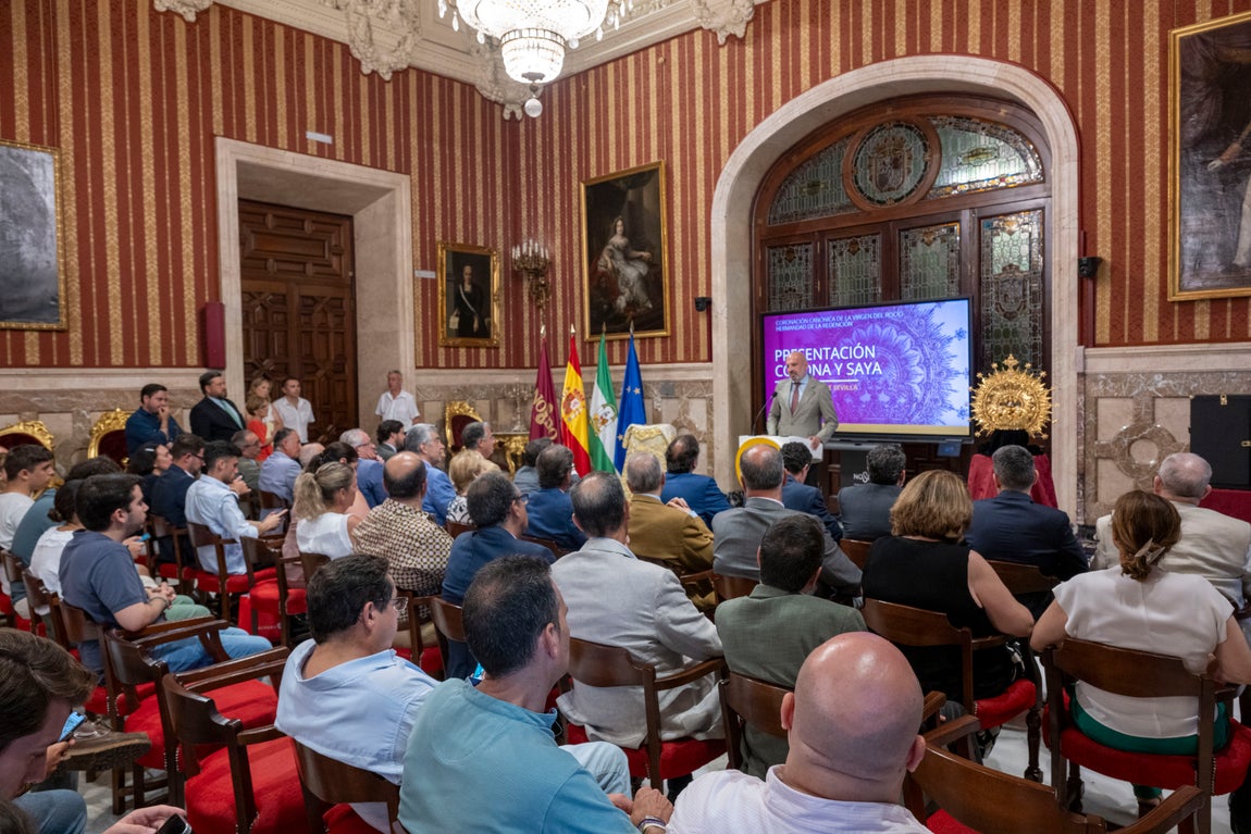 Presentación de la corona y saya de la coronación de la Virgen del Rocío