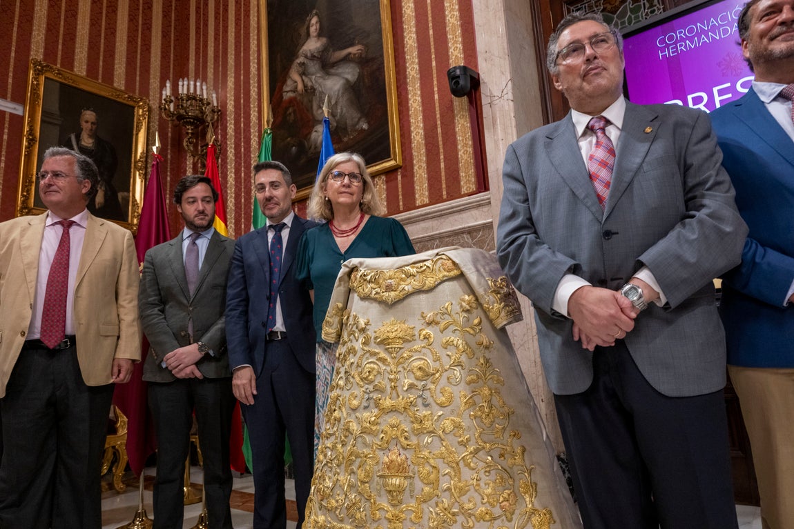 Presentación de la corona y saya de la coronación de la Virgen del Rocío