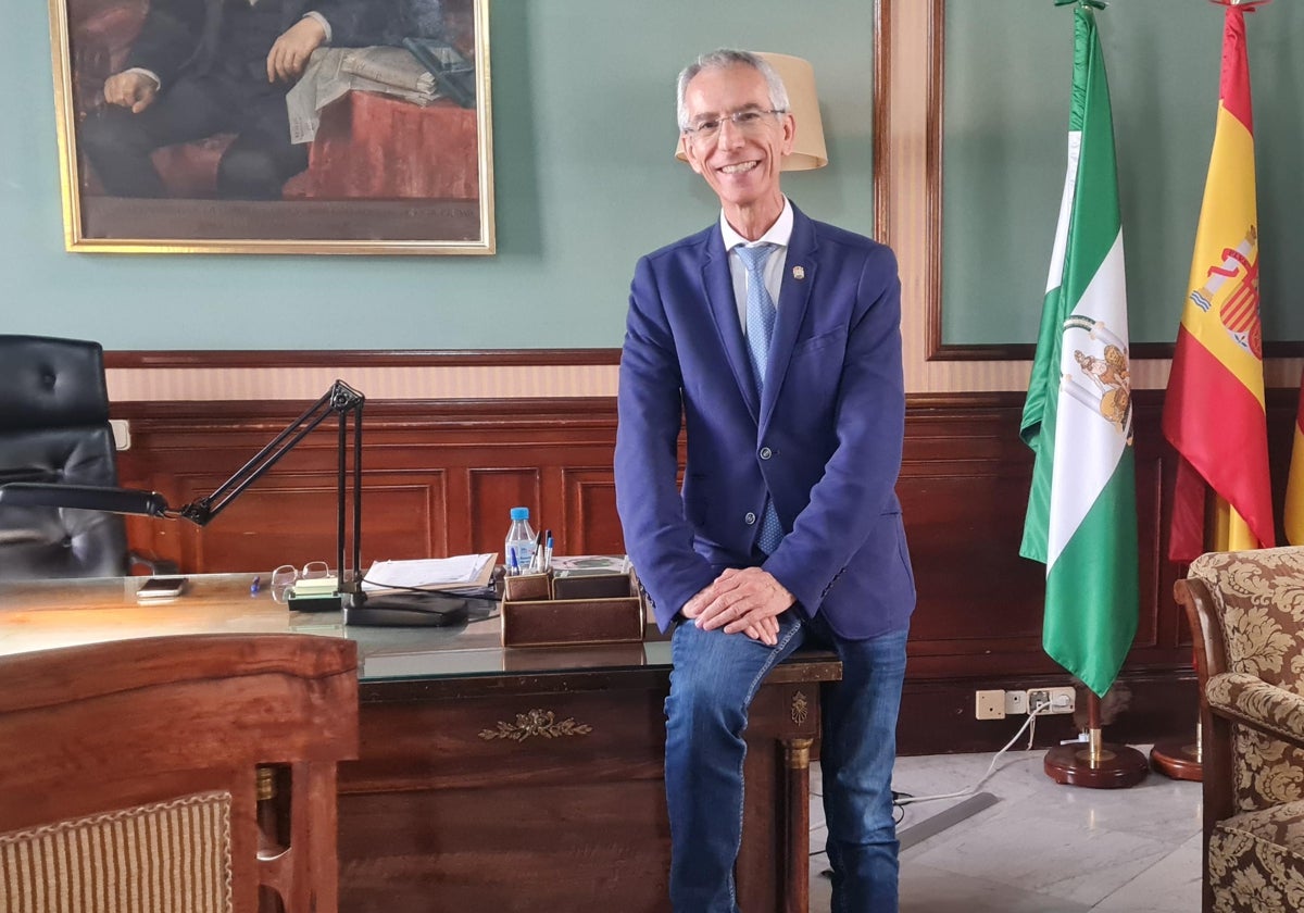 Francisco Jiménez posa en su despacho en el Ayuntamiento de Utrera