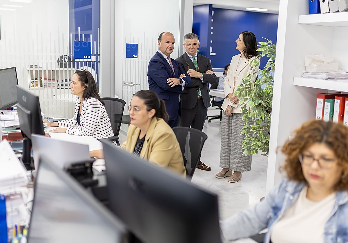 El CEO de grupo Argenia, José Malavé, junto a la directora técnica, Susana Calderón y el delegado de Innovación, Antonio José Ramírez