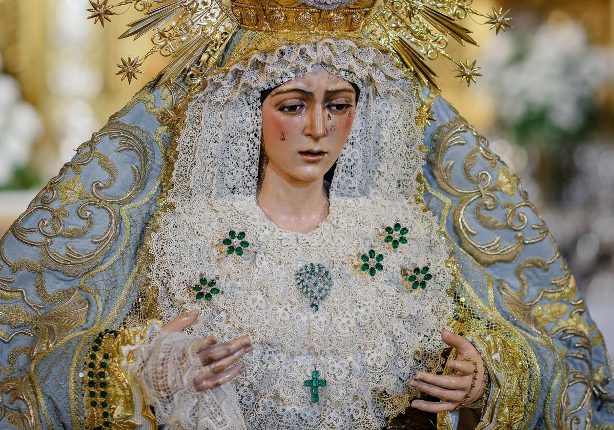 La Virgen de la Esperanza Macarena se encuentra en el presbiterio de la basílica