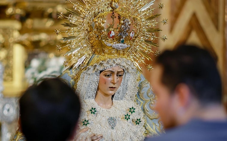 Imagen principal - Arriba, dos devotos admiran a la Esperanza; al igual que sucede abajo, con una macarena que se persigna ante la Virgen; en un plano corto a la derecha