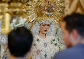 Dos devotos se plantan este lunes ante la Virgen de la Esperanza