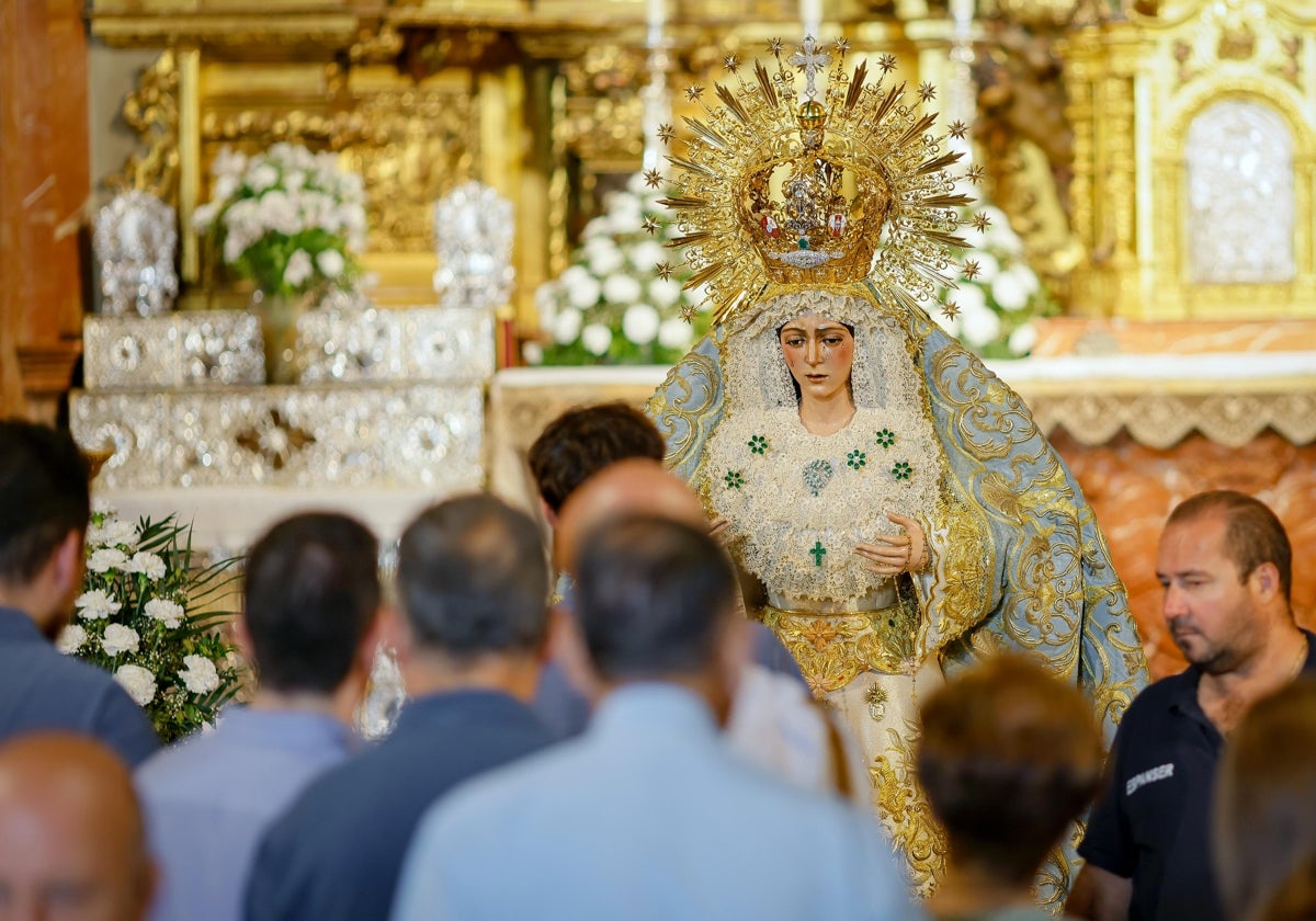 La Macarena, ante un reguero de devotos en la basílica a la que pone nombre este lunes, dos días después de su reaparición tras ser intervenida