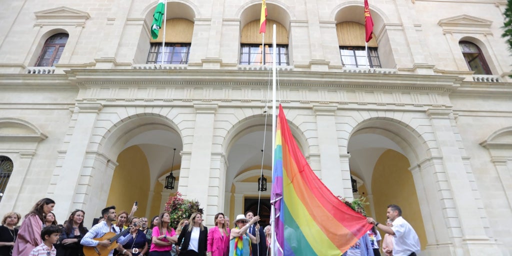 El Ayuntamiento de Sevilla da comienzo a la semana del Orgullo izando ...