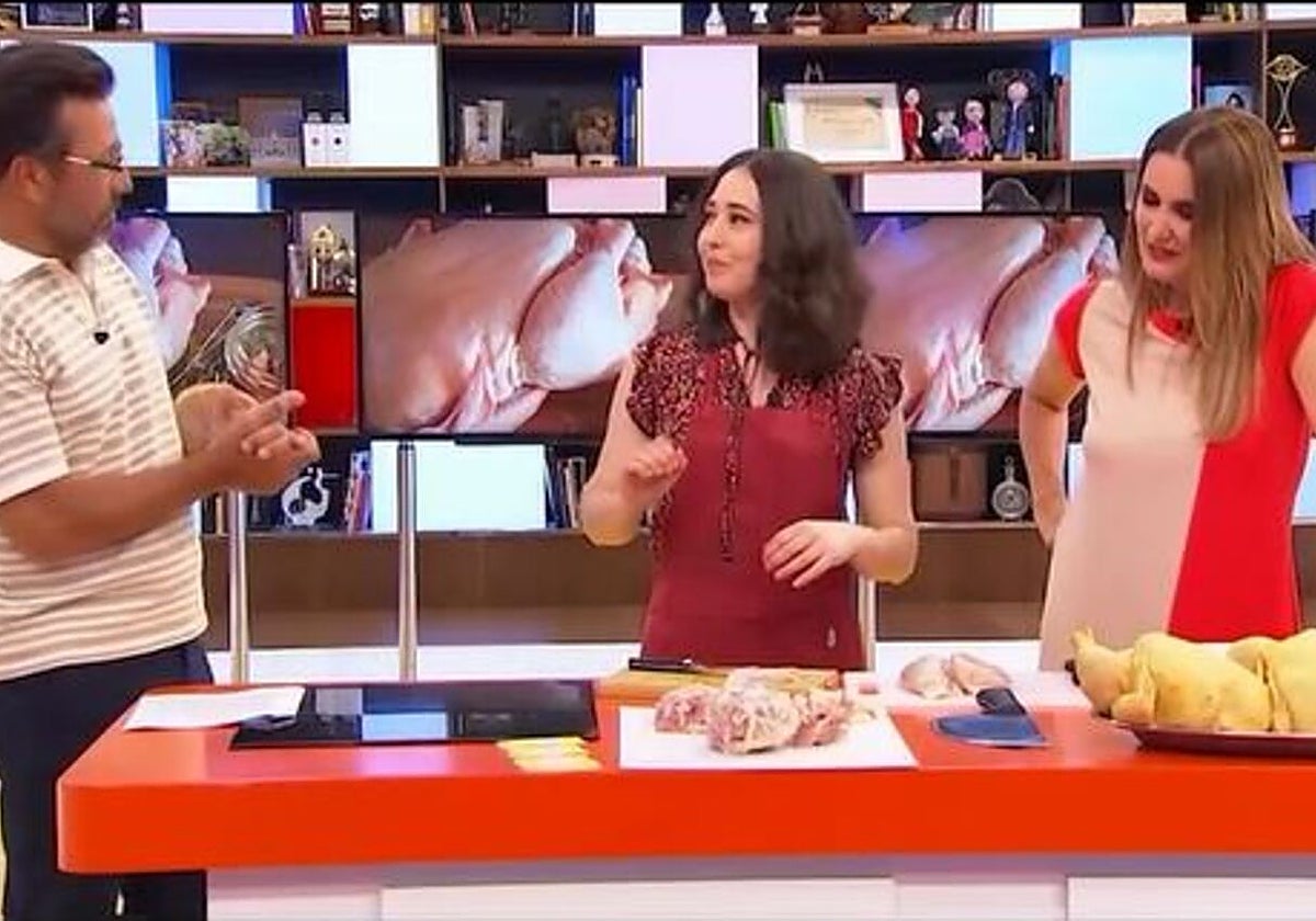Cristina Ruiz explica por qué cocinar el pollo con piel en el programa 'La tarde, aquí y ahora'