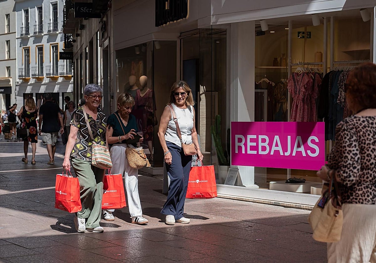 Un grupo de mujeres aprovechan las rebajas en la calle Tetuán